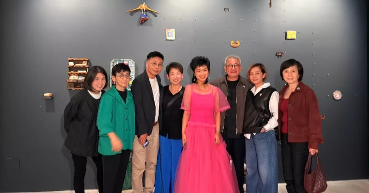 谷德超陳果區丁平毛舜筠力撐本地藝術家 星級訪客齊集觀展與姚君潔合照留影