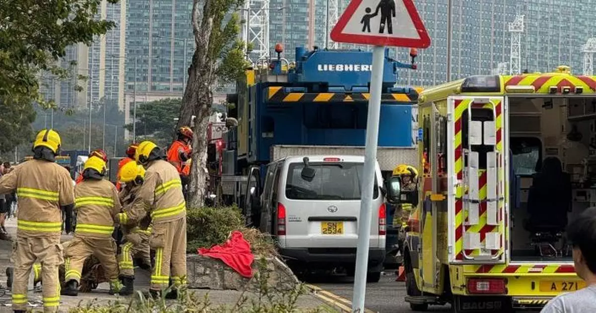 青衣有輕型貨車失控撞重型吊臂車 貨車司機一度被困獲救清醒送院