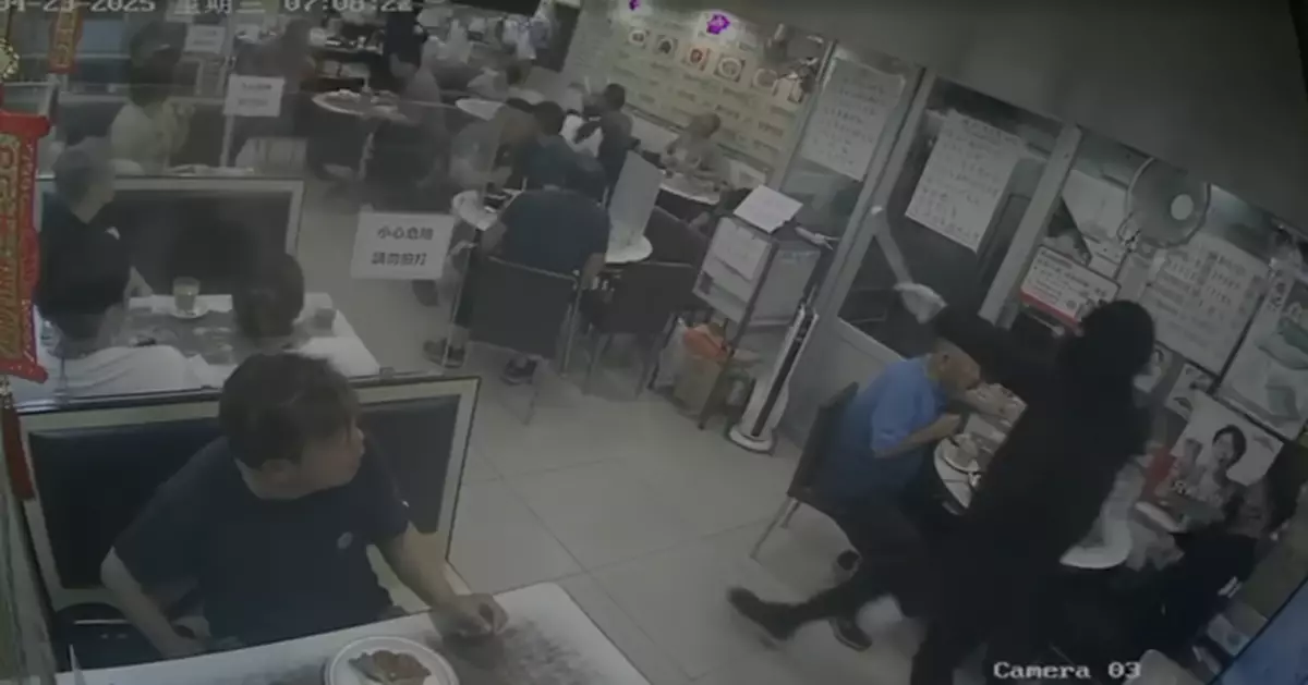 粉嶺茶餐廳遭蒙面漢持牛肉刀大肆破壞 受驚食客抱頭躲避 警反黑組跟進