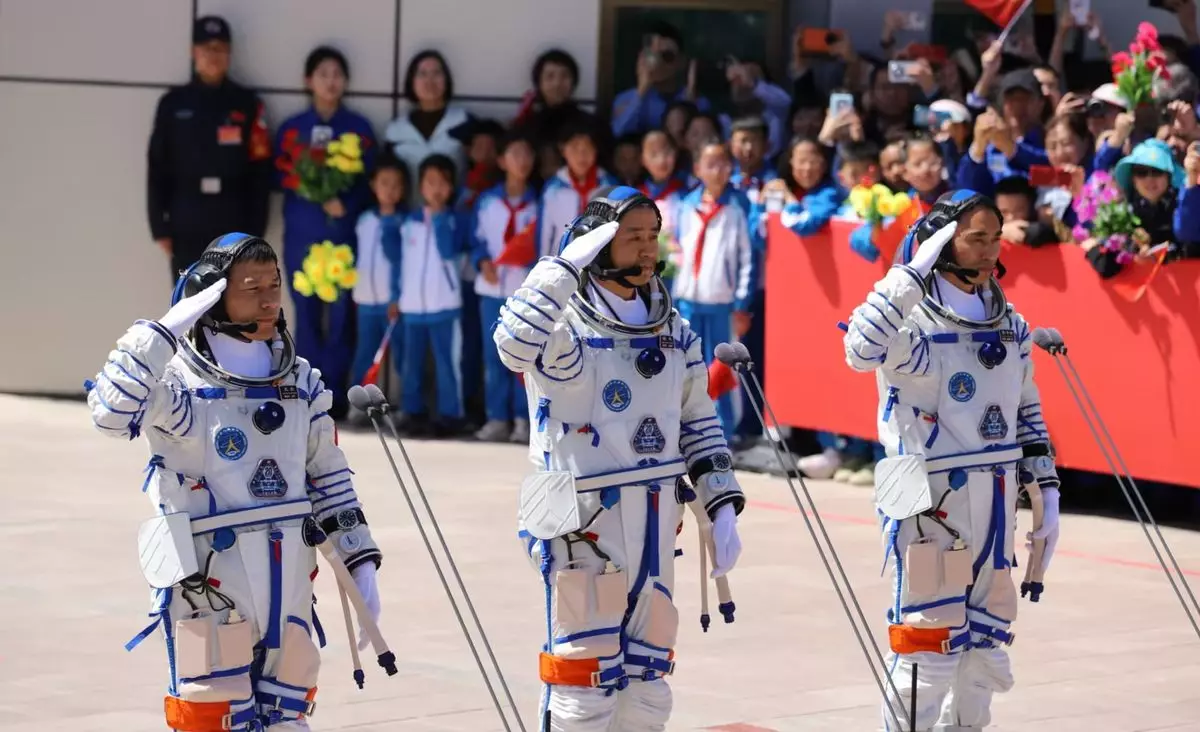 神舟二十號載人飛行任務航天員乘組出征儀式,衛星發射中心舉行。人民網圖片