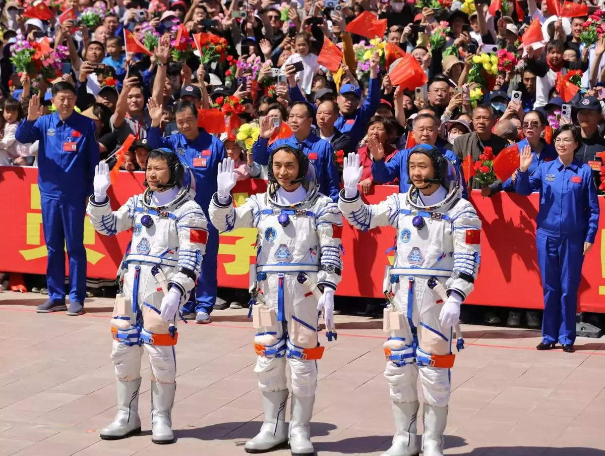 神舟二十號載人飛行任務航天員乘組出征儀式,衛星發射中心舉行。人民網圖片