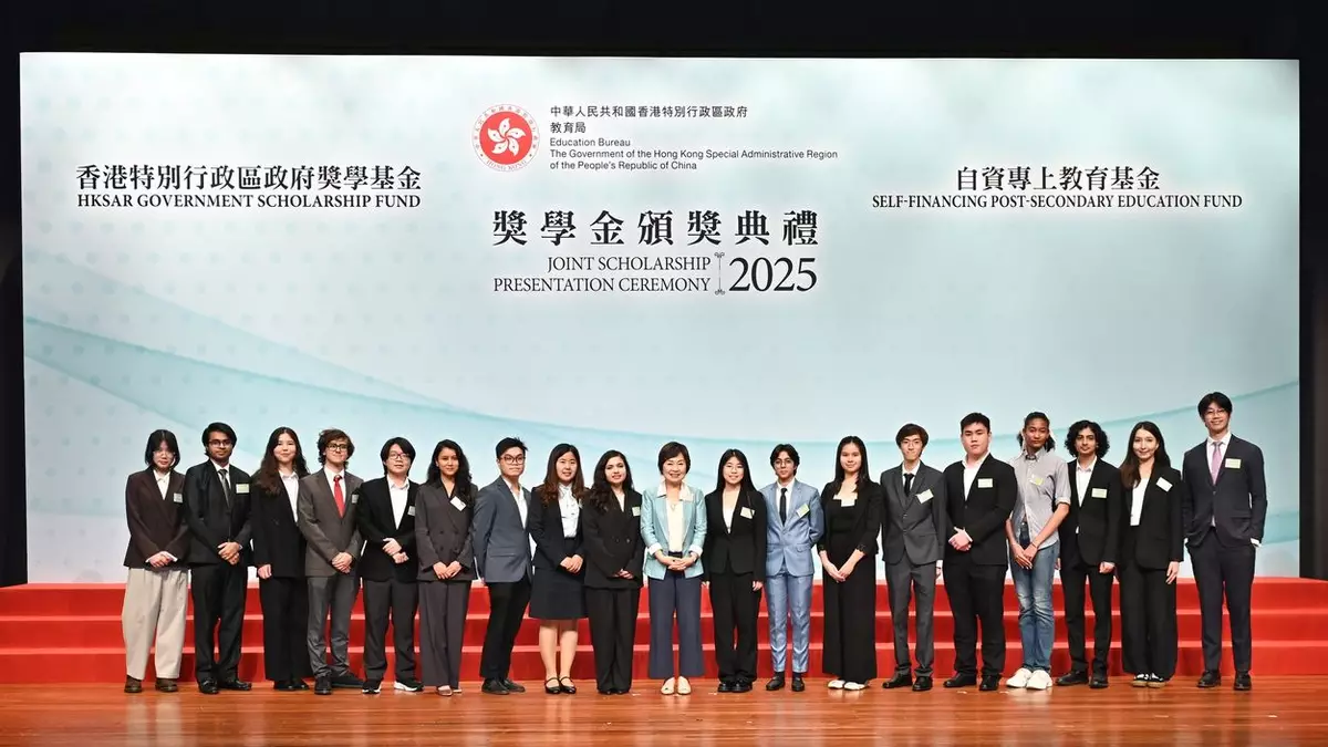 蔡若蓮與獲得香港特別行政區政府獎學基金的「特定地區獎學金」計劃下的「一帶一路獎學金」的學生合照。蔡若蓮FB圖片