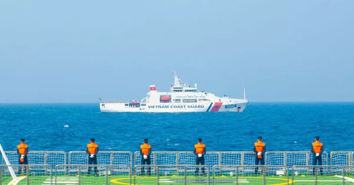 中越海警開展北部灣海域聯合巡邏 觀察記錄和檢查兩國作業船舶