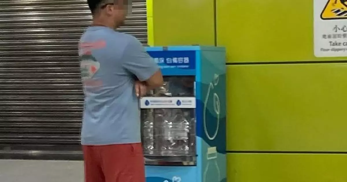 男子港鐵站用大膠樽裝免費水遭公審 網斥：洗唔洗去到咁盡