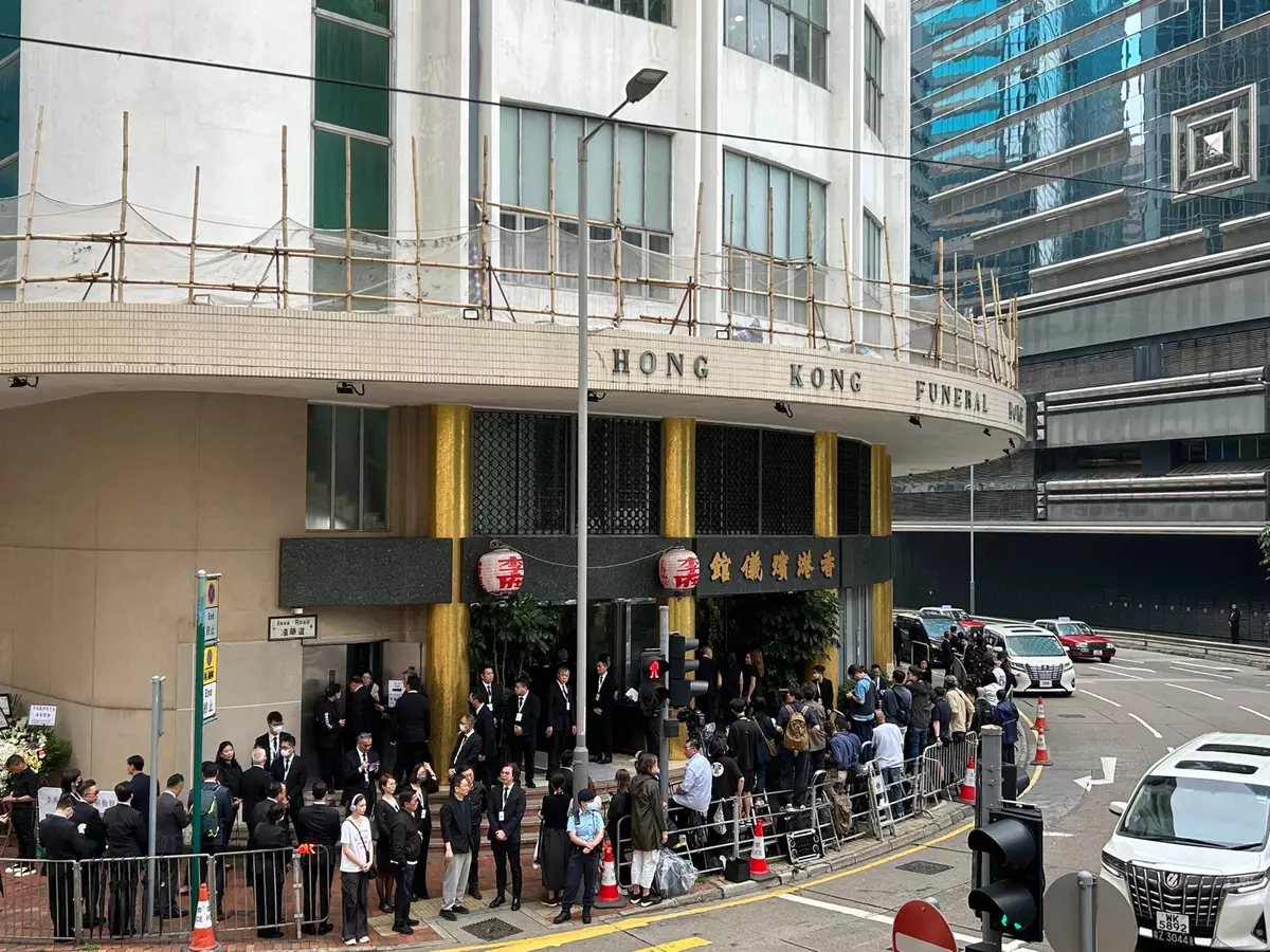 大批傳媒在殯儀館門外採訪。巴士的報記者攝