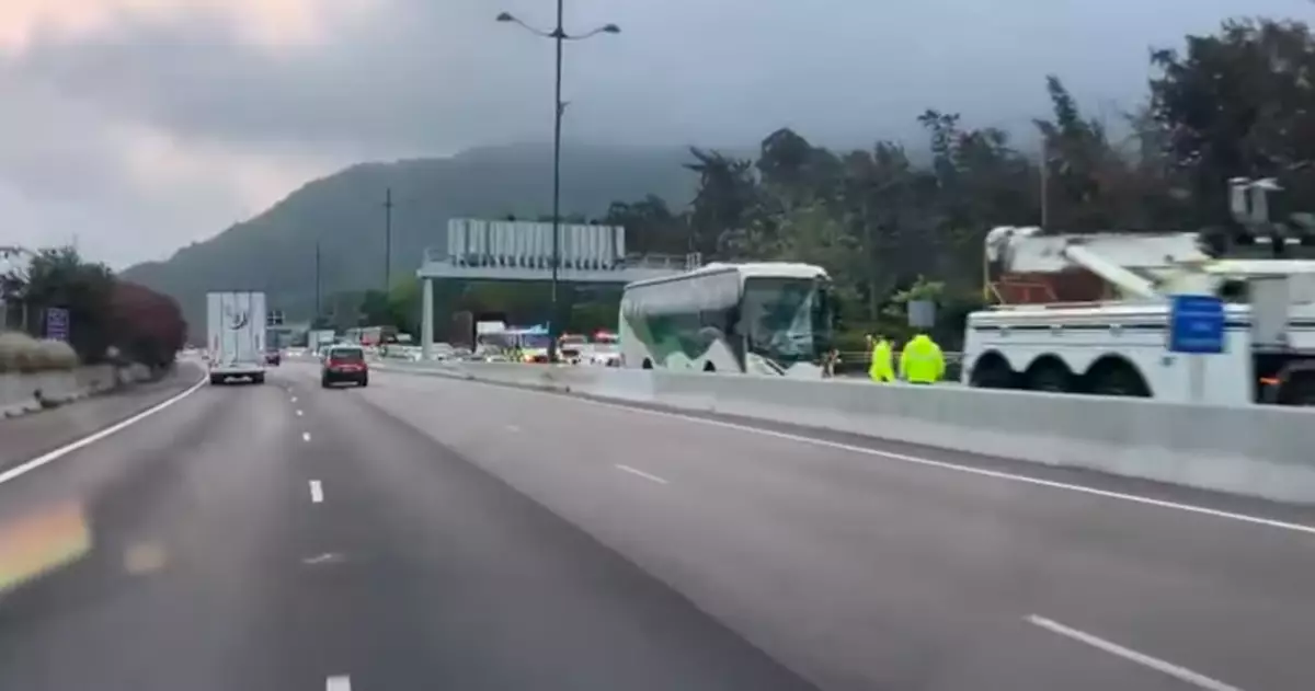 北大嶼山公路旅遊巴撞特別用途車 6人輕傷送院