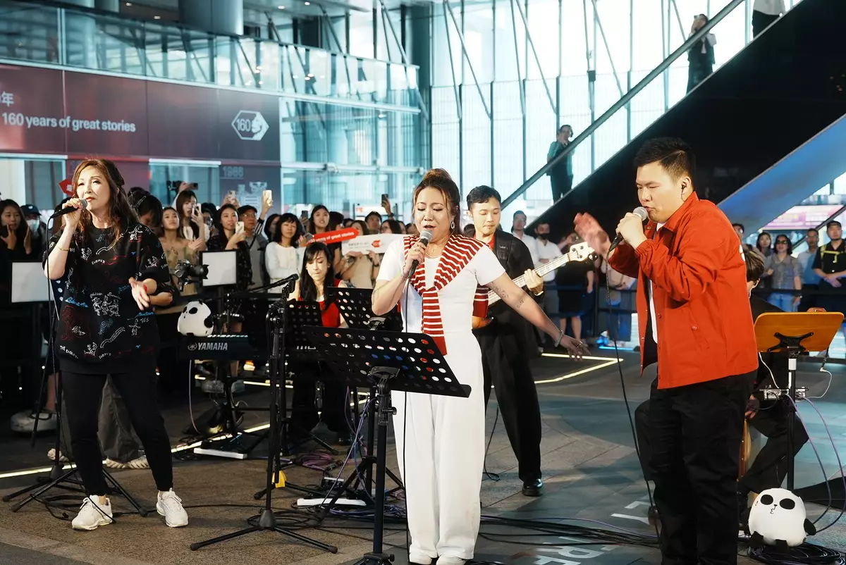 他們表示新歌MV也是busking時實拍