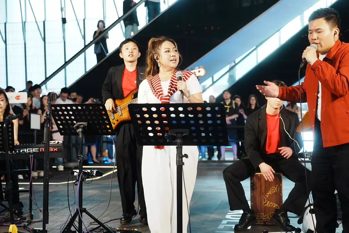 主音KIT(張潔瑩)憶述樂隊十多年堅持busking,從最初數十觀眾到如今千人圍觀