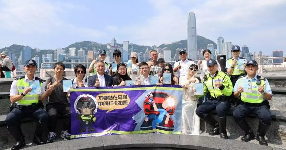 警夥旅遊界加強宣傳道路安全  派傳單提醒的士司機及市民遊客自律守法