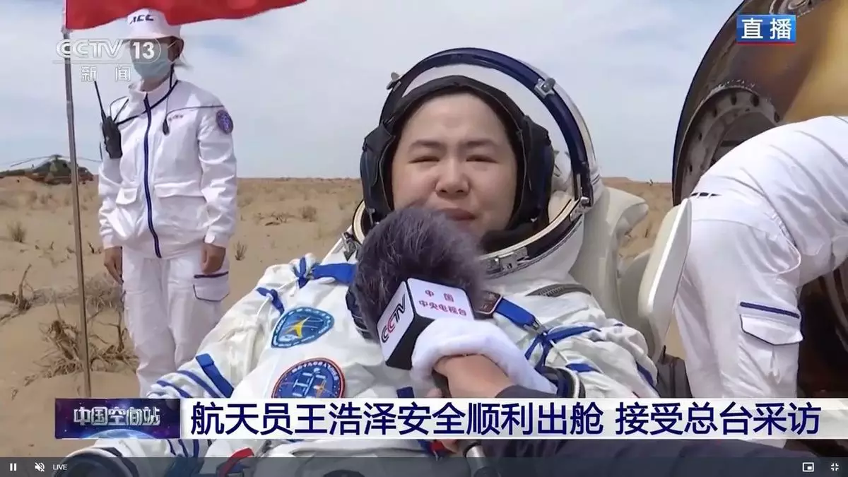 神舟十九號載人飛船返回艙在東風著陸場著陸,航天員蔡旭哲、宋令東、王浩澤健康狀態良好。圖為王浩澤出艙後接受央視訪問。新華社直播截圖
