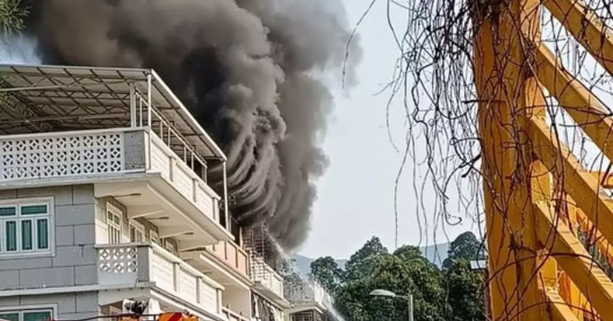 錦田村屋大火烈焰濃煙 男子危坐天台獲救送院