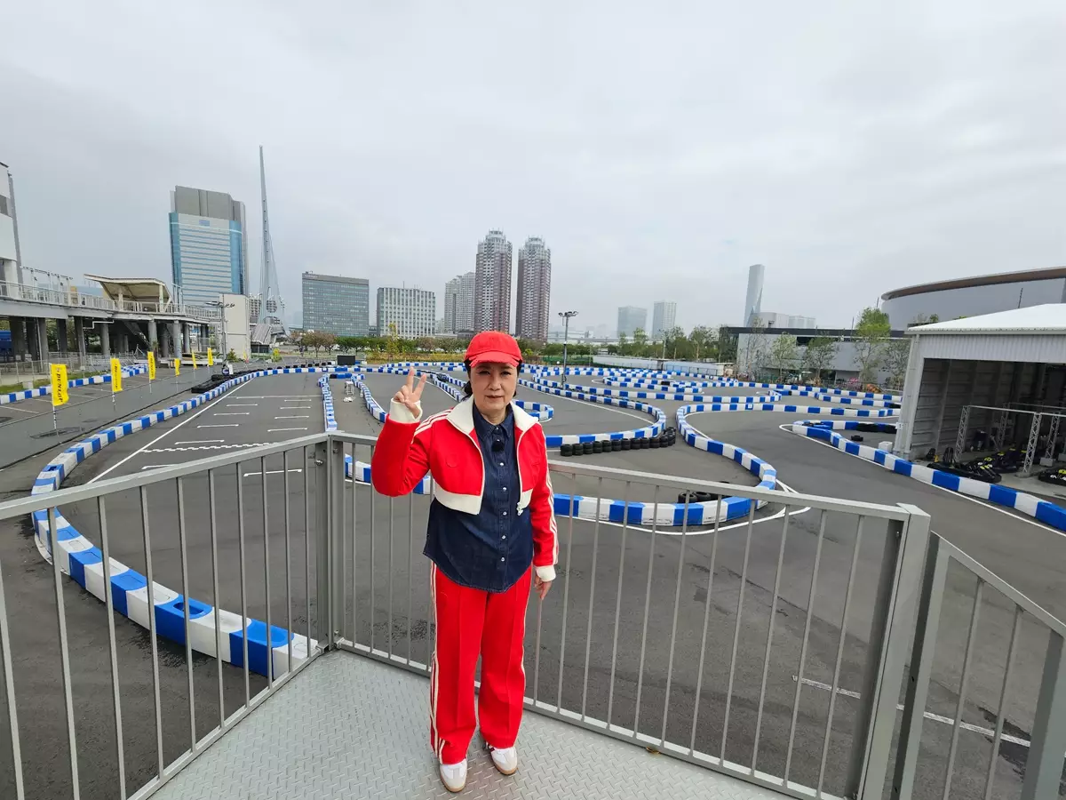 阿姐玩賽車。