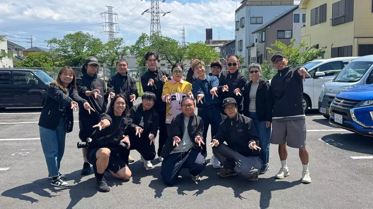 台前幕後一齊做KOL手勢。