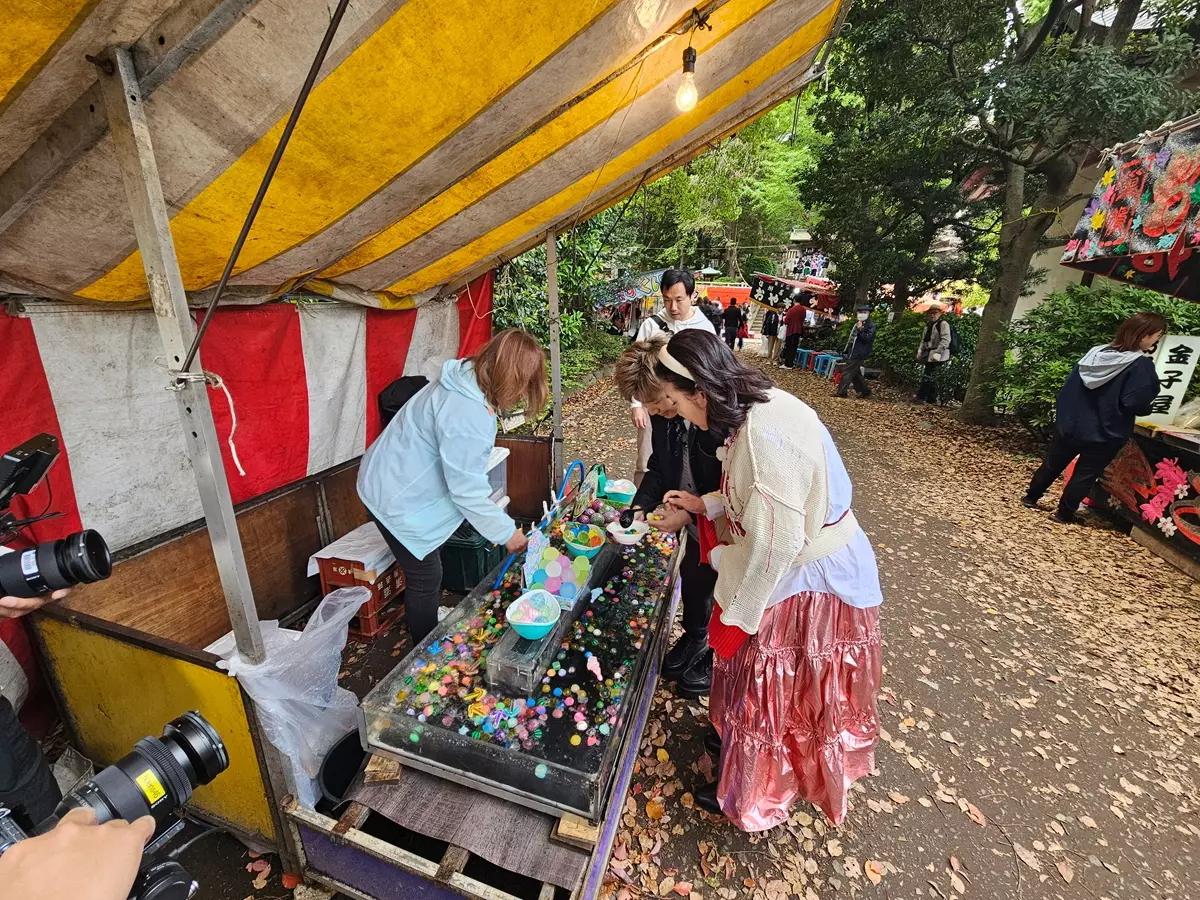 杜鵑花祭期間阿Jar充當攝影師。