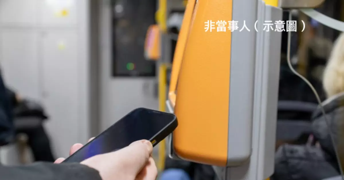 阿伯搭九巴開喇叭睇手機 拒較靜音兼狂爆粗 仗義港男一招KO