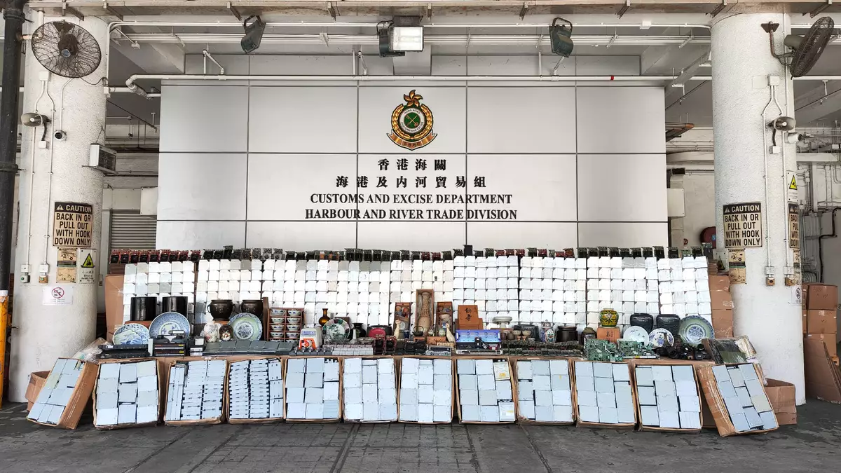 香港海關偵破一宗海路走私案件並檢獲約7000千萬元貨物。政府新聞處圖片