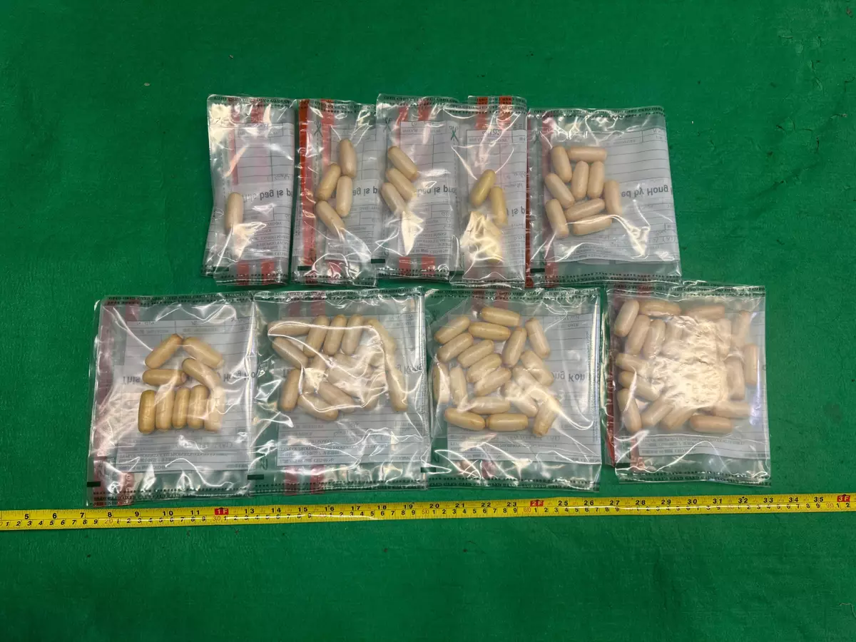 香港海關於機場偵破旅客體內藏毒案件。政府新聞處圖片