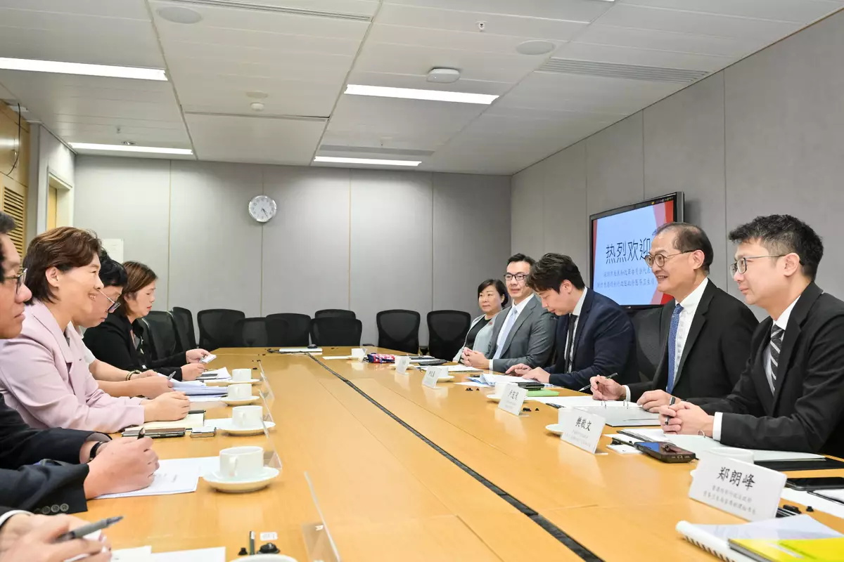 盧寵茂與深圳市發改委主任郭子平會談。政府新聞處圖片
