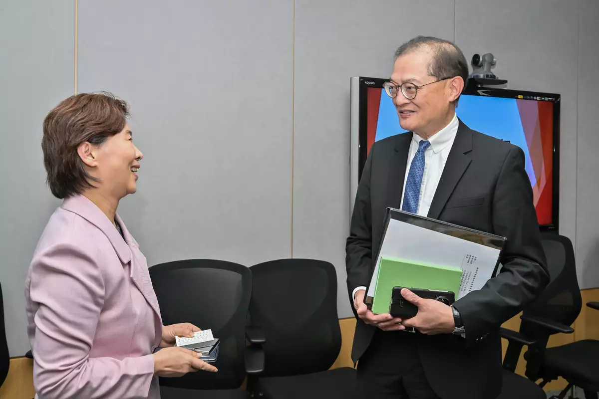 盧寵茂與深圳市發改委主任郭子平對談。政府新聞處圖片