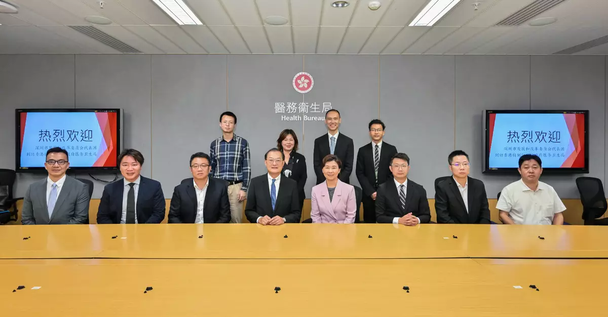 盧寵茂與深圳市發改委主任郭子平等合照。政府新聞處圖片