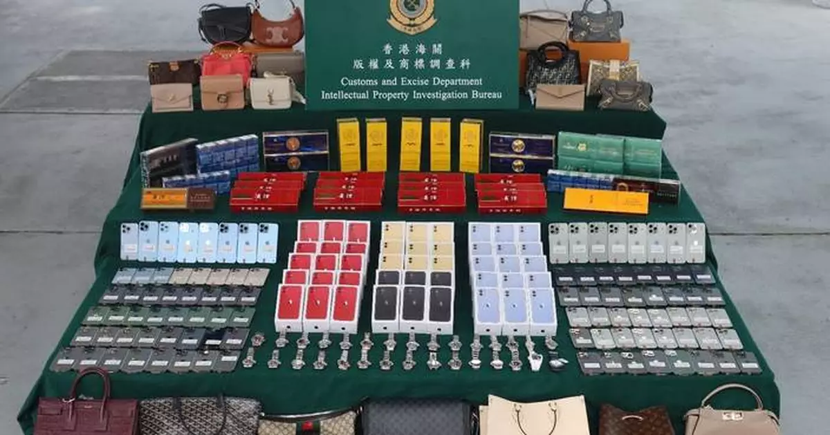 海關港珠澳大橋截查入境貨車 檢值130萬走私冒牌貨及私煙拘54歲男司機