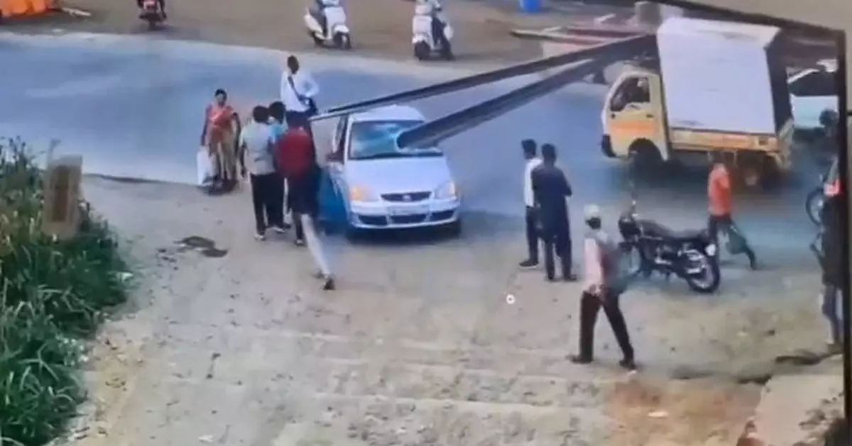 印度貨車急剎運載鐵條往前滑 私家車擋風玻璃遭擊穿 4乘客驚險逃過一劫