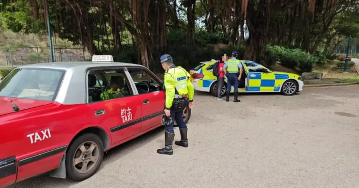 警方在大嶼山打擊的士濫收車資拘捕兩名司機
