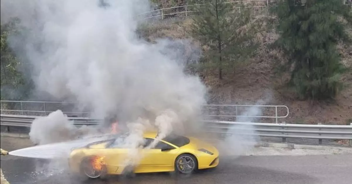 屯門公路往九龍方向有跑車起火　女司機無受傷