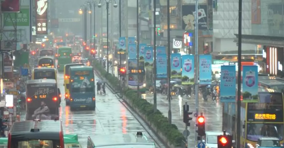 天文台稱冷鋒橫過廣東沿岸　受驟雨及狂風雷暴影響本港風力增強