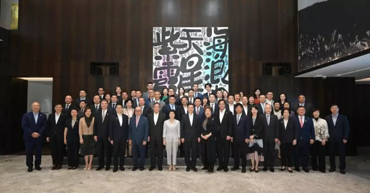 李家超轉到寧波訪問　冀更多寧波企業到香港投資興業