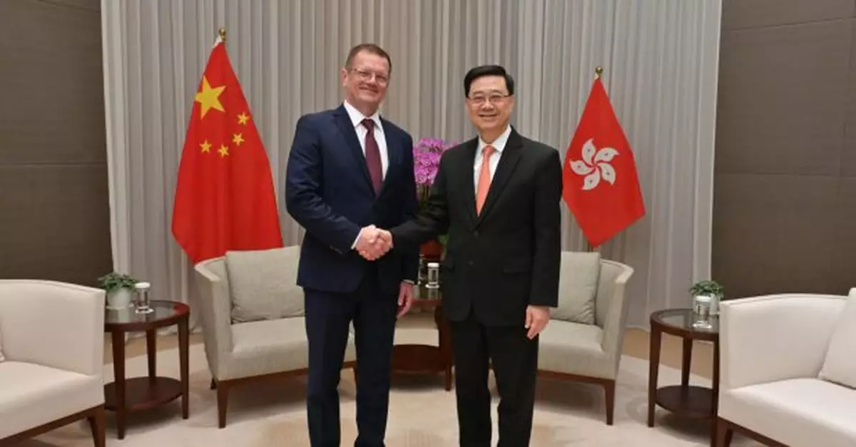 李家超晤斯洛伐克副總理 雙方簽科研合作備忘錄