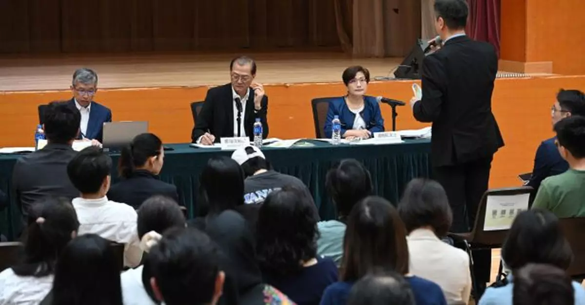 盧寵茂與醫管局向區議員及地區人士講解公營醫療收費改革內容