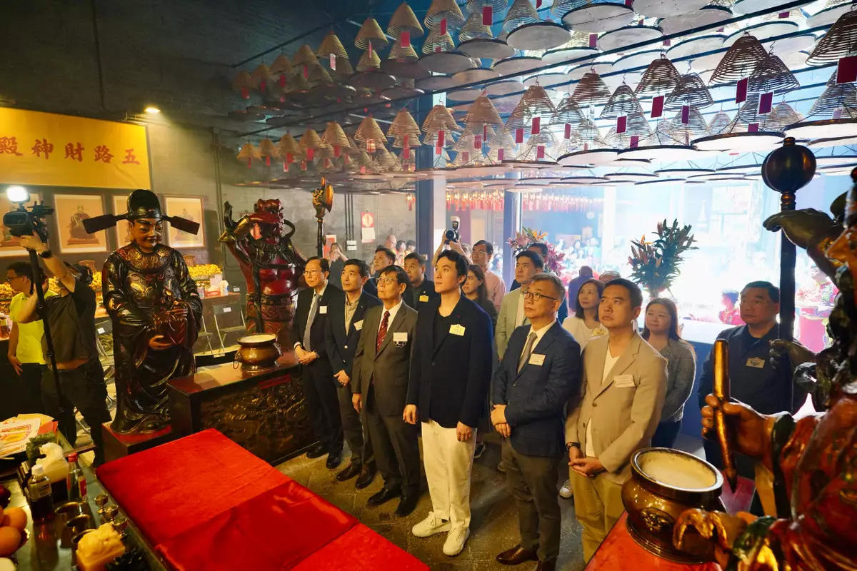 東華三院主席何猷啟先生(前排右三)為「油麻地天后誕」主禮,帶領一眾董事局成員和嘉賓進行賀誕,酬謝神恩,並為市民祈福消災,祝願香港繁榮安定。