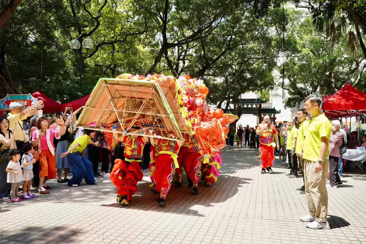 「油麻地天后誕」備有難得一見的「花炮衝神儀式」,以近4米高的巨型花炮慶賀天后娘娘的誕辰。