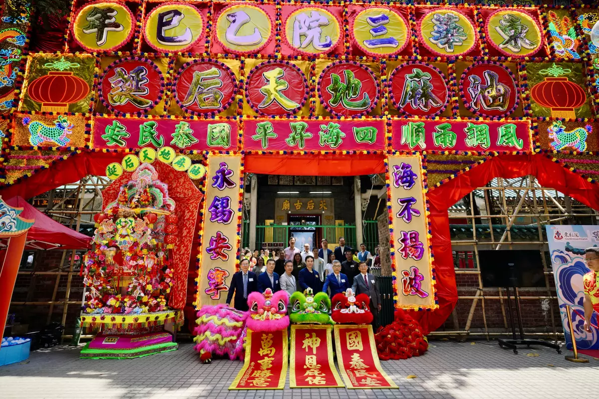 東華三院主席何猷啟(前排右三)連同其他主禮嘉賓,包括古物諮詢委員會主席許焯權教授(前排右二)、香港道教聯合會副主席黃任賢道長(前排右一)、油尖旺民政事務專員余健強太平紳士(前排左三)、華人廟宇委員會委員財務及管理小組主席黃光耀MH(前排左二)及華人廟宇委員會委員文化及宣傳小組主席黃成益博士MH(前排左一)、董事局成員和高級職員一同於「油麻地天后誕」特色花牌前合照。