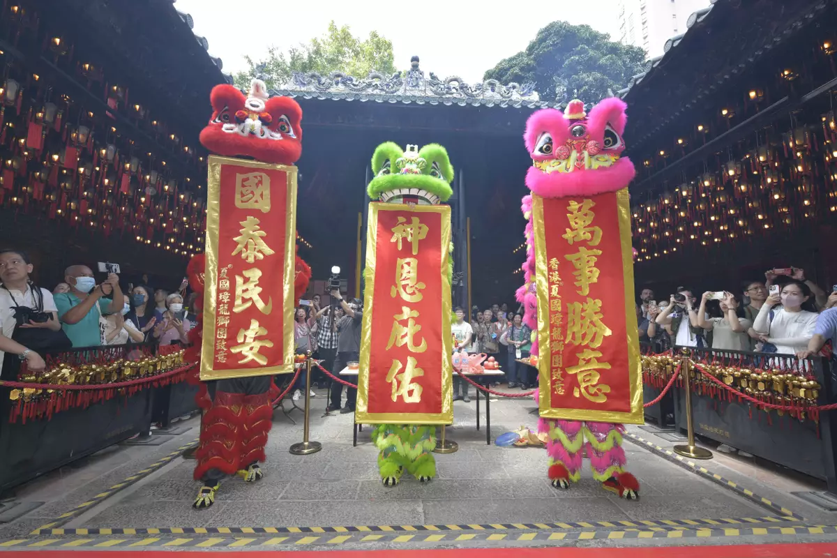 醒獅表演吸引了不少善信圍觀拍照。