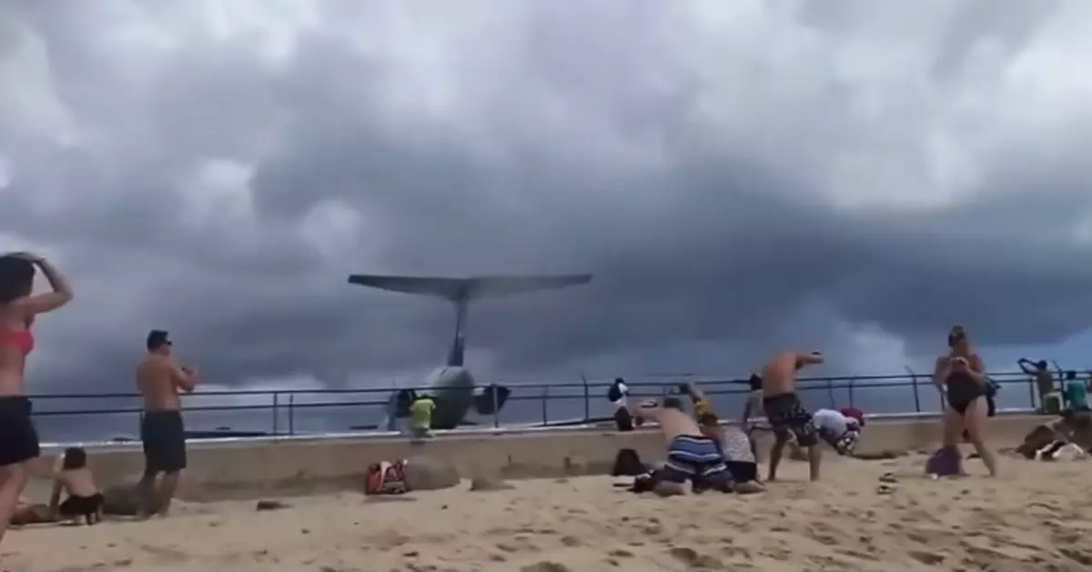 距頭頂僅20米 加勒比海島海灘遊客貼近飛機拍照遭強氣流捲飛 有人墜海亡