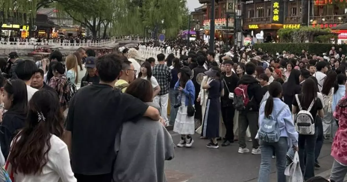 文旅部料黃金周國內遊破3.5億人次 網民笑稱北京胡同裏都有1億人