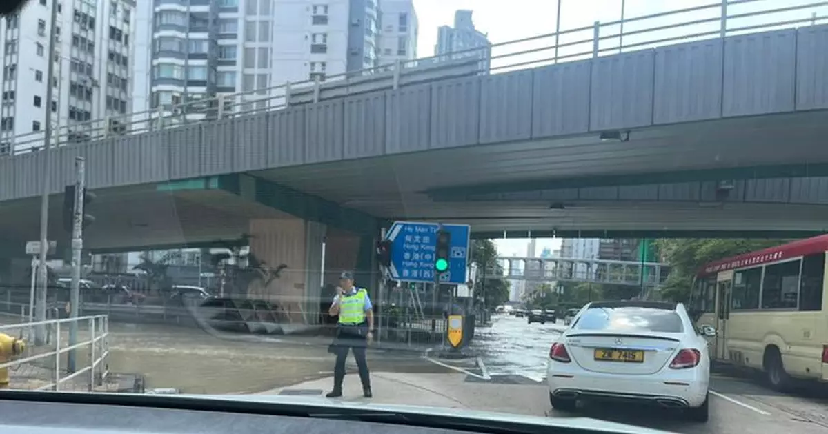 太子道西近窩打老道有水管爆裂 往旺角方向部份行車線封閉
