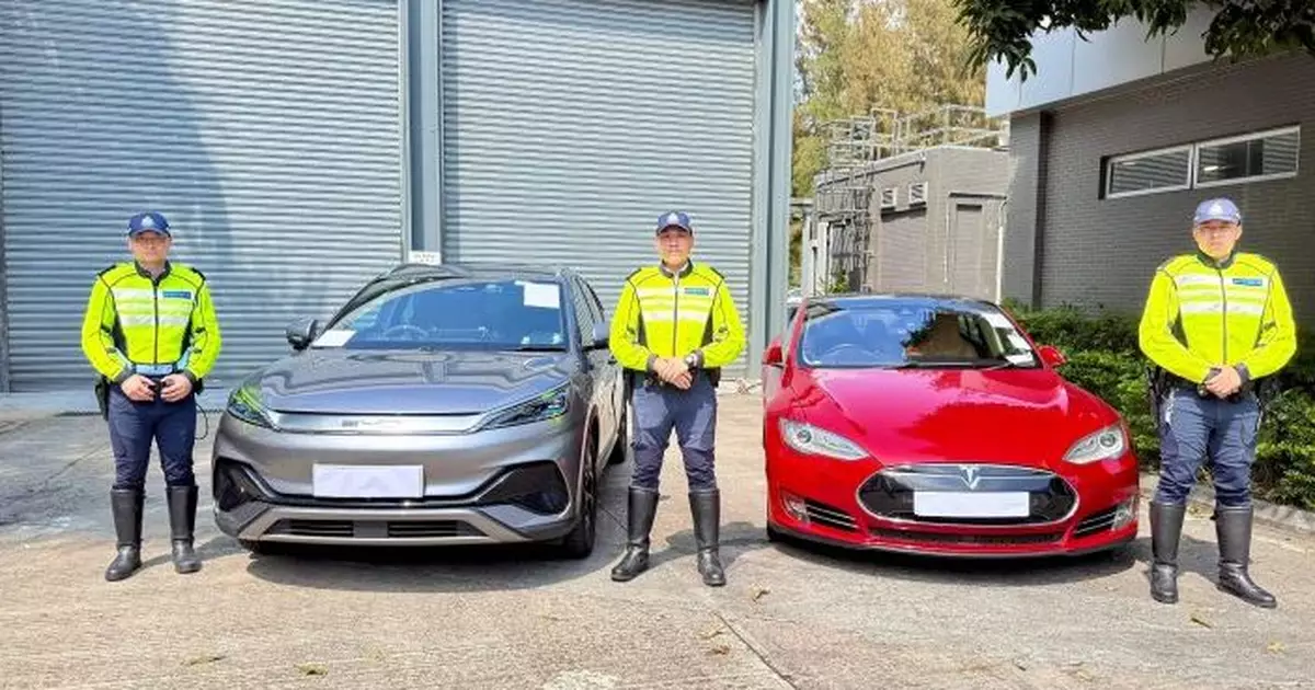 警方「放蛇」打擊白牌車 港珠澳口岸拘2名本地司機