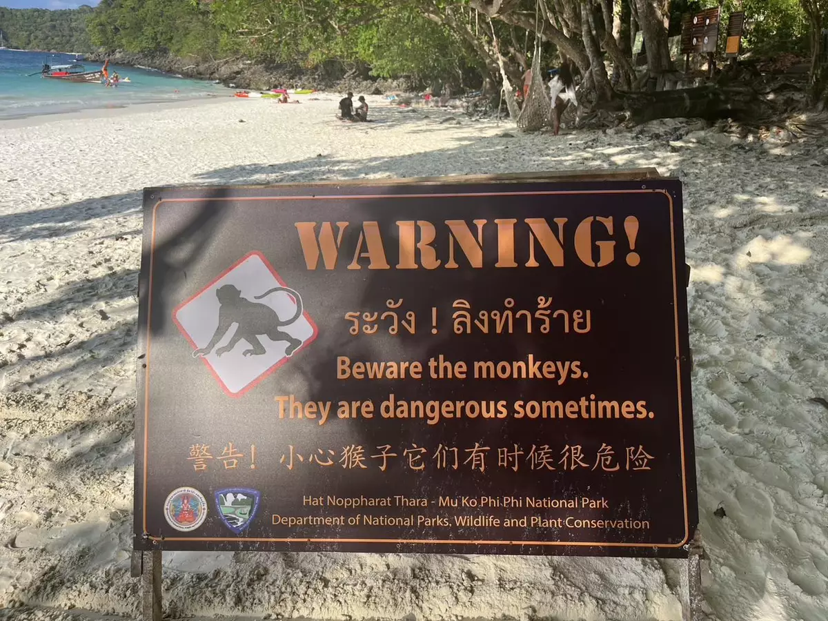 有警告告示板提醒旅客