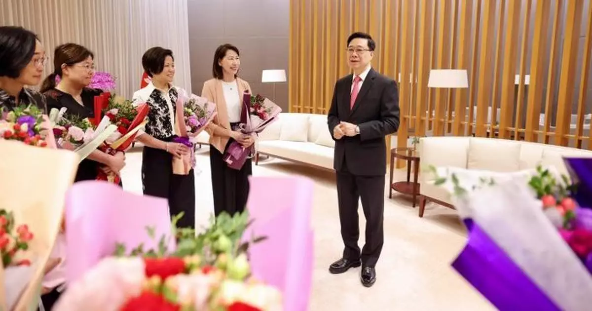 李家超向天下母親送上節日祝福 向特首辦媽媽送上康乃馨感謝無私奉獻