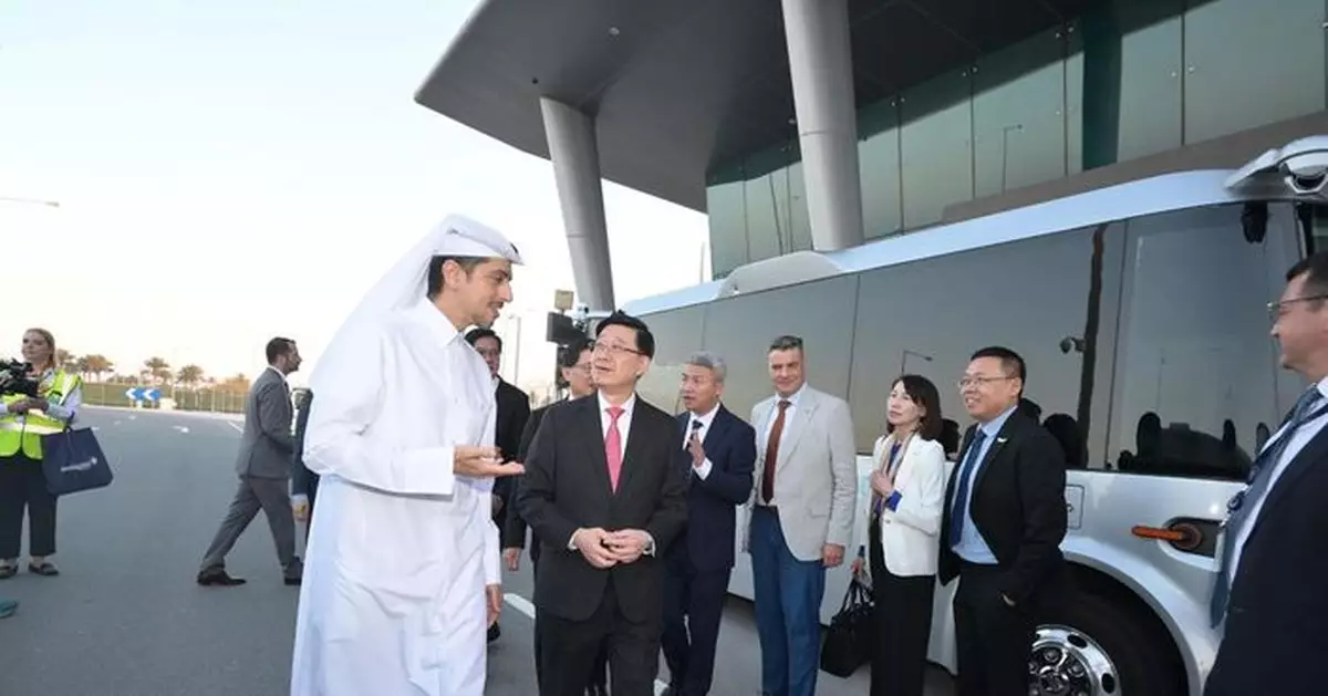 李家超多哈機場了解自動車試驗計劃運作 其後轉抵科威特繼續行程