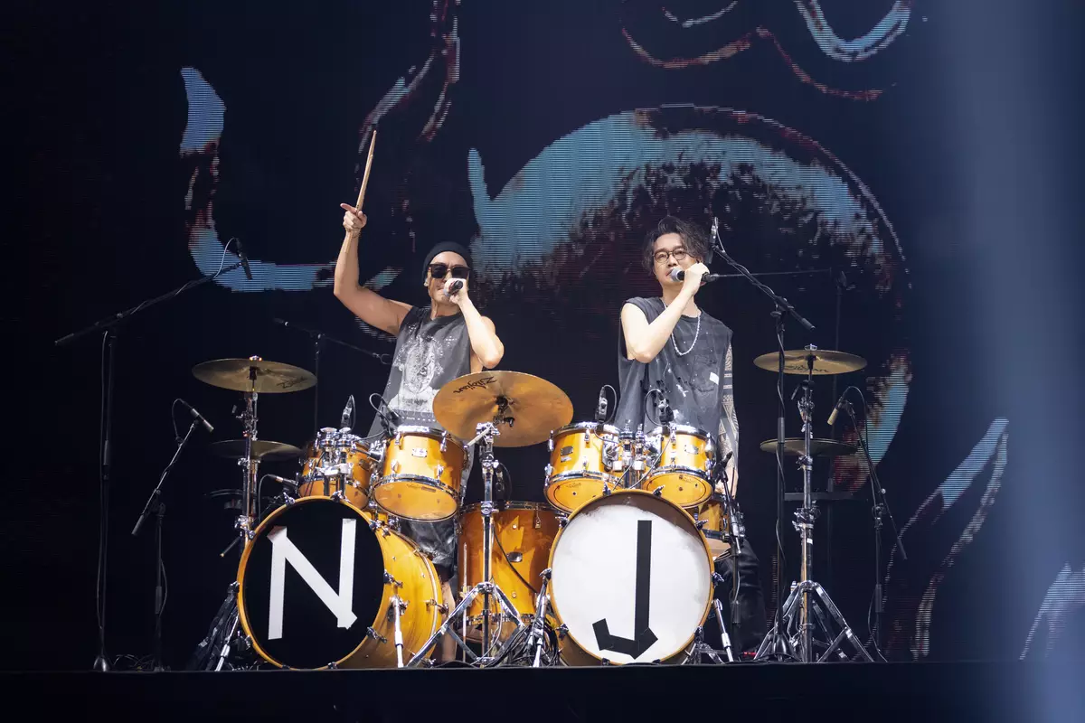 Nice與Jackal組成「NJ孖寶」雙鼓合奏《友情歲月》。
