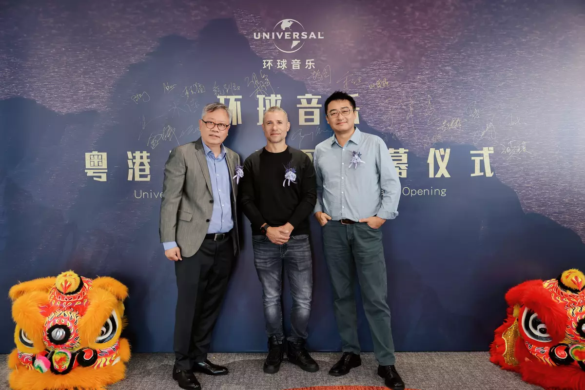(左起)環球音樂香港董事總經理暨環球音樂大中華區高級副總裁陳志光(Gary Chan)、環球音樂集團市場發展執行副總裁亞當·格蘭奈特(Adam Granite)、環球音樂集團大中華區主席暨執行長徐毅(TimothyXu)