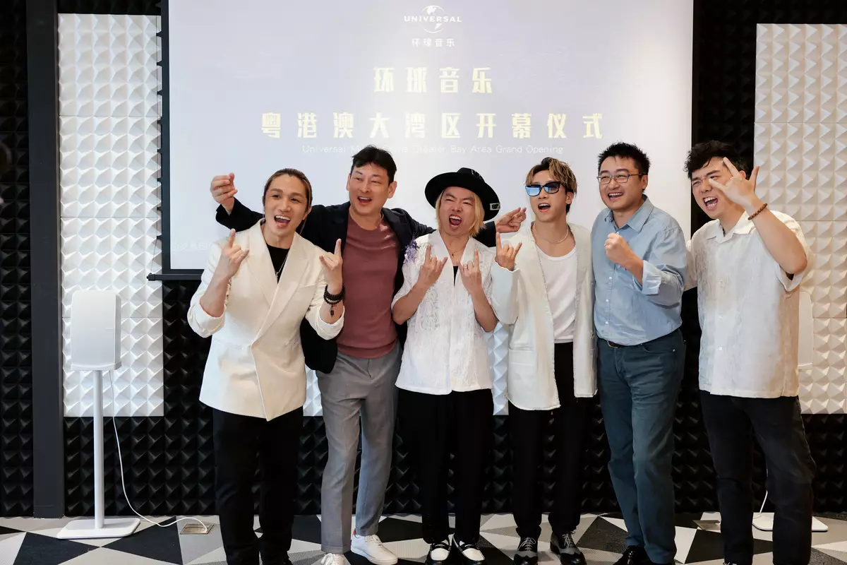 Supper Moment與環球音樂集團大中華區財務長王愷(左二)及、環球音樂集團大中華區主席暨執行長徐毅(右二)向目標進發。
