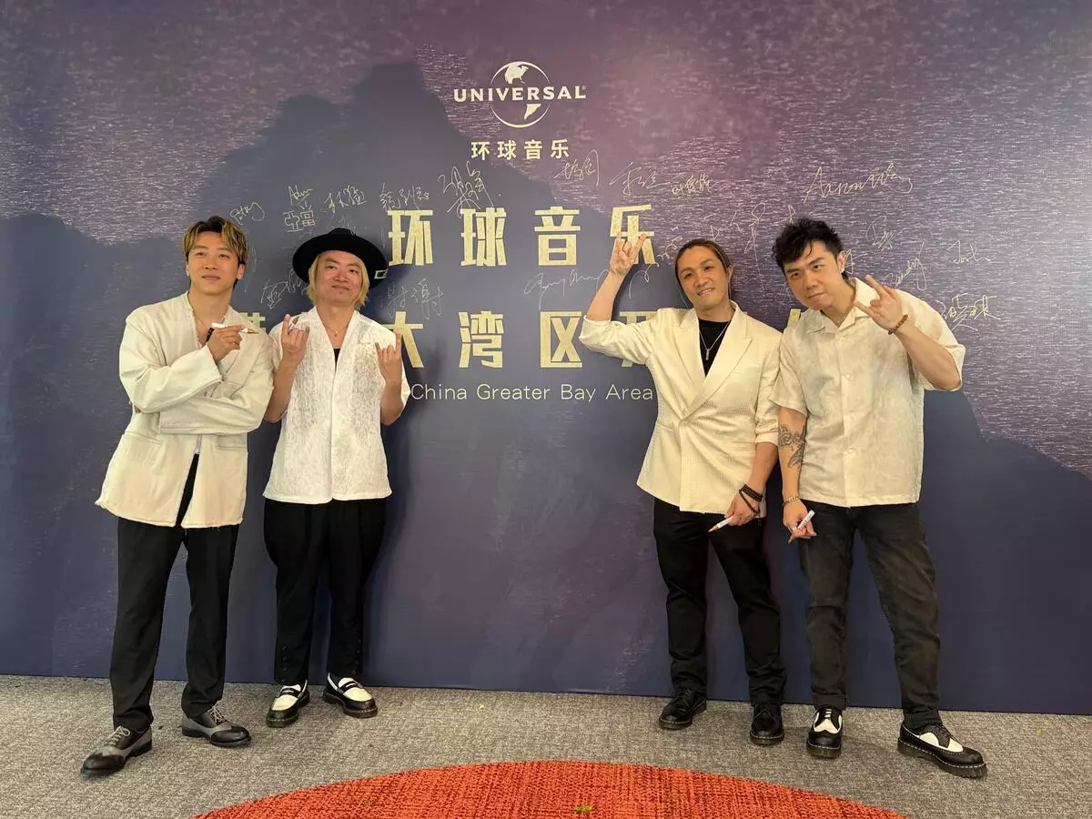 (左起)Supper Moment成員陳仕燊(Sunny)、梁燿鵬(Martin)、陳鴻達(Hugh)張祖光(CK)和親臨到賀環 球大灣區開幕。