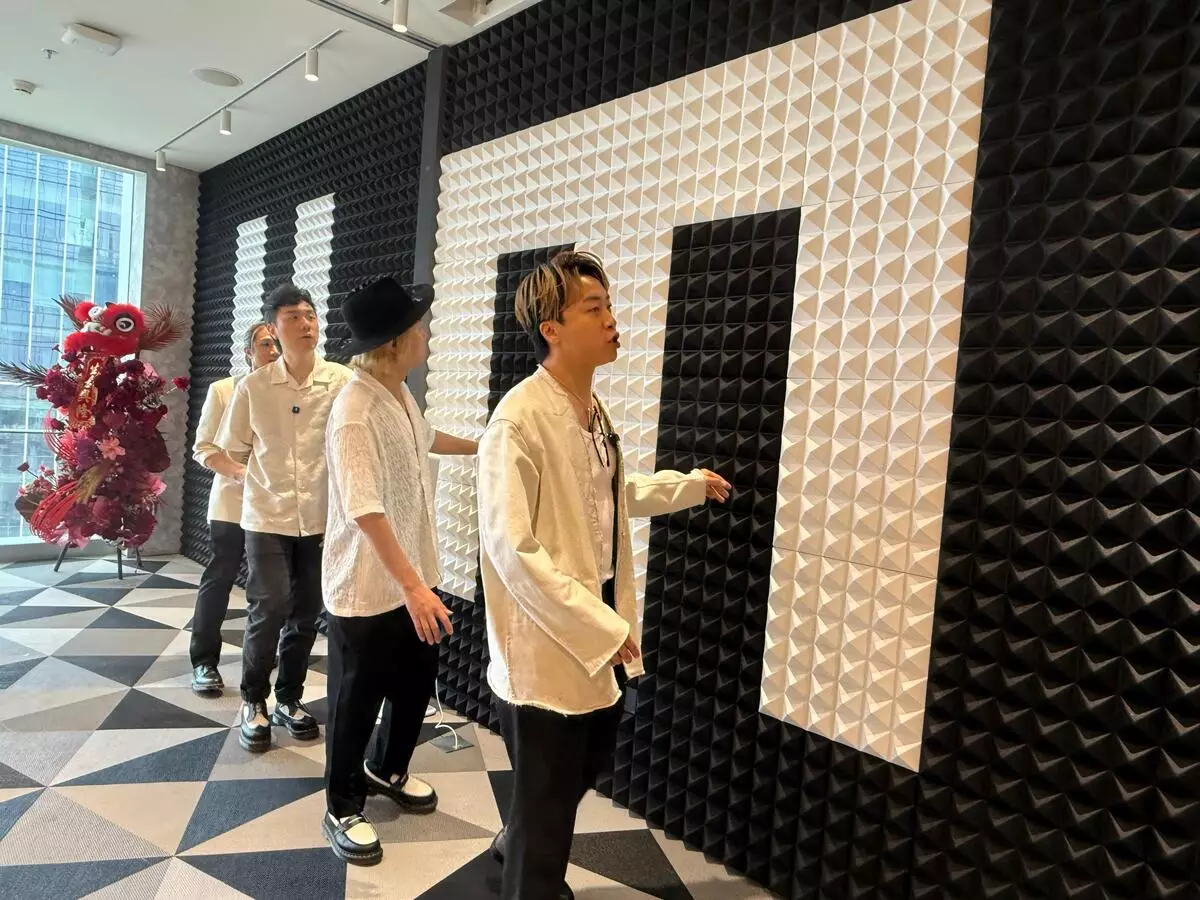 Supper Moment對環球深圳新公司大感好奇。