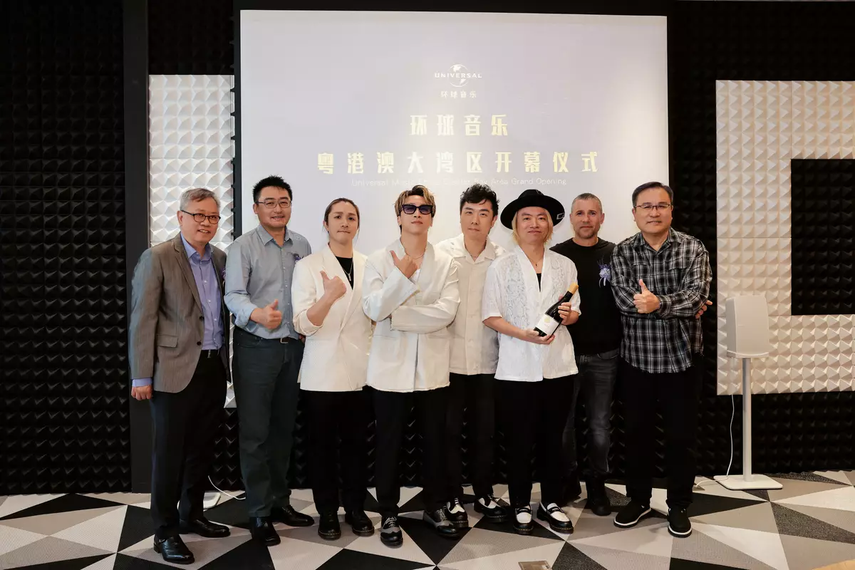 Supper Moment與環球音樂三大管理層Gary(左一)、Timothy(左二)、Adam(右二)及奇蹟娛樂老闆Simon謝嘉豪合作愉快。