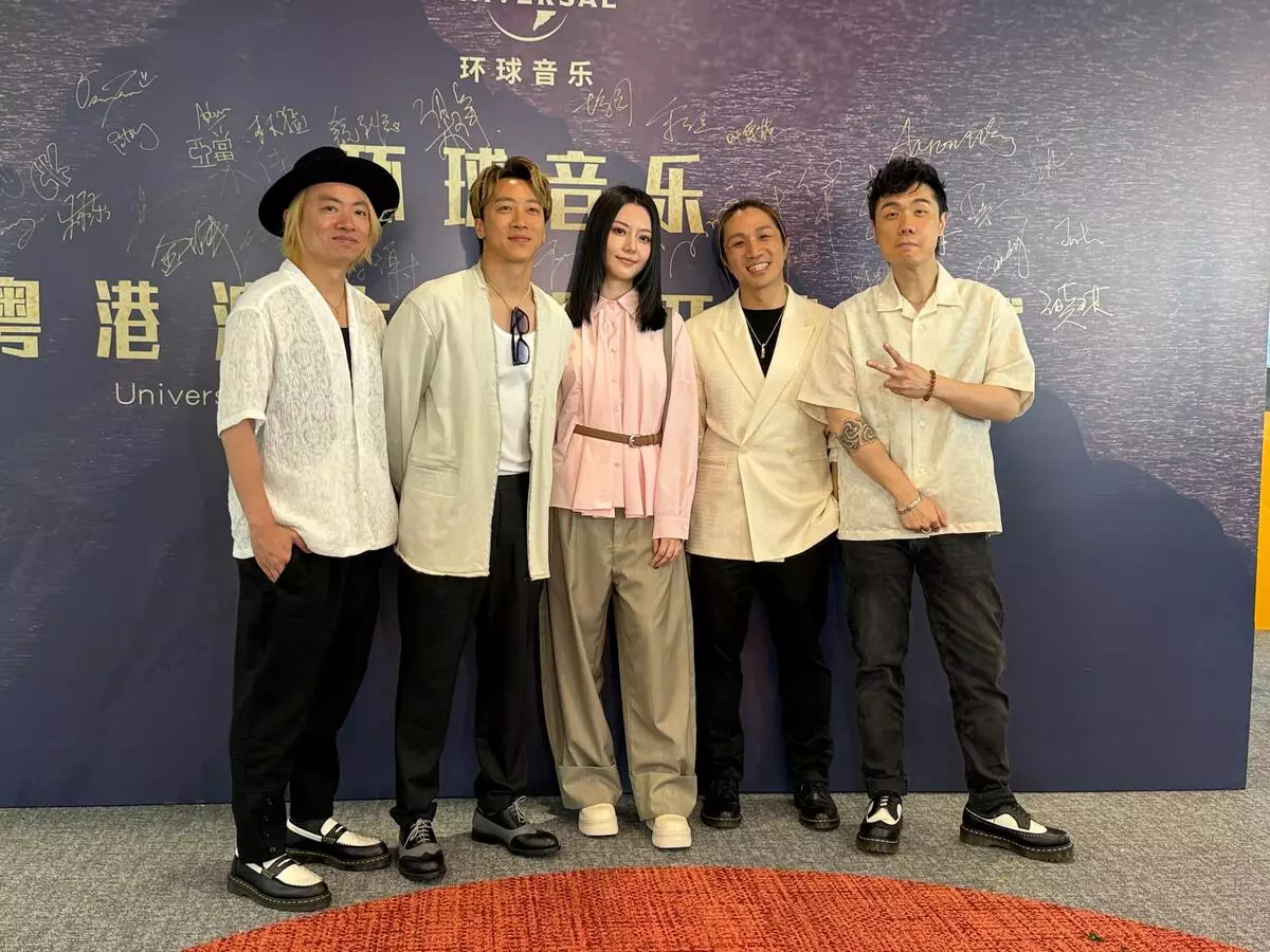 Supper Moment與環球音樂歌手阿細合照。